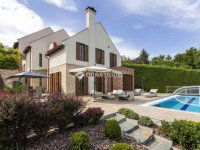 Eladó családi ház, Leányfaluban 320.62 M Ft, 8 szobás