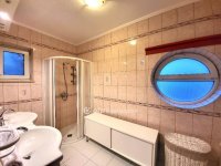 Eladó családi ház, Balatonkenesén 319 M Ft, 12 szobás
