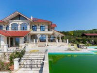 Eladó családi ház, Vácon 1090 M Ft, 16 szobás