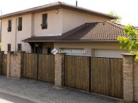 Eladó családi ház, Pécsett 200 M Ft, 5 szobás