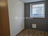 Eladó téglalakás, Pécsett 44.99 M Ft, 4 szobás