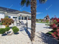 Eladó családi ház, Komáromban 680 M Ft, 7 szobás