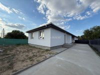 Eladó ikerház, Dánszentmiklóson 65 M Ft, 4 szobás