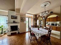 Eladó családi ház, Abaligeten 149.9 M Ft, 9 szobás