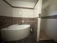 Eladó családi ház, Kesztölcön 129.9 M Ft, 7 szobás