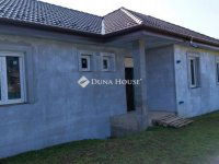 Eladó ikerház, Nagytarcsán 119.9 M Ft, 5 szobás