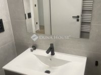 Eladó panellakás, Pécsett 64.99 M Ft, 3 szobás