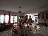 Eladó családi ház, Velencén 139 M Ft, 11 szobás