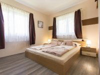 Eladó családi ház, Balatonfenyvesen 369 M Ft, 12 szobás