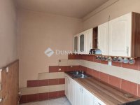 Eladó panellakás, Tatabányán 39.9 M Ft, 3 szobás
