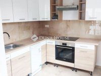 Eladó panellakás, Pécsett 64 M Ft, 3 szobás