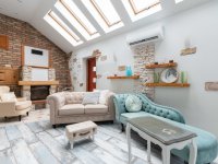 Eladó családi ház, Komáromban 99 M Ft, 7+2 szobás