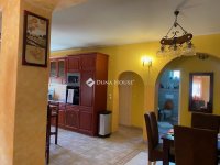 Eladó családi ház, Taksonyon 349 M Ft, 9 szobás