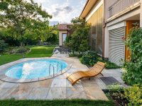 Eladó családi ház, Pécsett 460 M Ft, 8 szobás