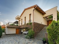 Eladó családi ház, Pécsett 460 M Ft, 8 szobás