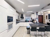 Eladó családi ház, Kiskunlacházán 450 M Ft, 9 szobás