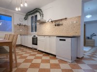 Eladó családi ház, Tatán 150 M Ft, 8 szobás