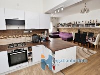 Eladó családi ház, III. kerületben 250 M Ft, 7+1 szobás