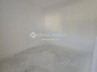 Eladó téglalakás